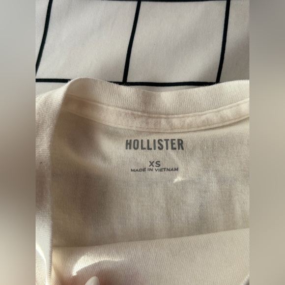 White Hollister Size XS Seashell Baby Tee, Short Sleeve. - Picture 3 of 4